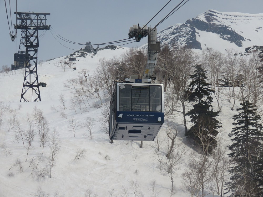 旭岳缆车：10 分钟从山麓站上到姿见站，背后就是旭岳主峰