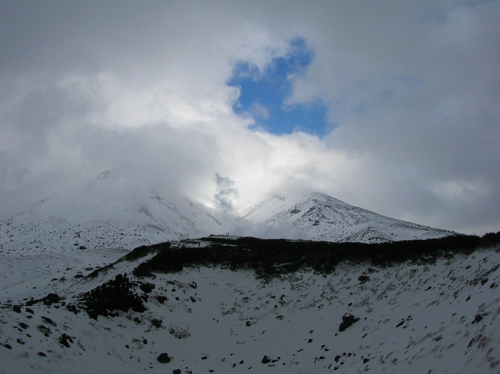 冬天的旭岳主峰，云在山顶聚了又散，要守晴口