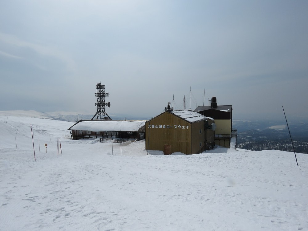 缆车山顶的姿见站，海拔 1,600 米，出站就是雪原，沿标杆走